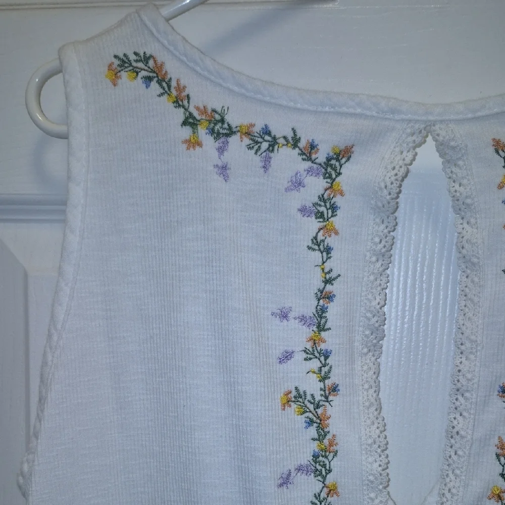 POL White Floral Embroidered Blouse - Picture 11 of 15